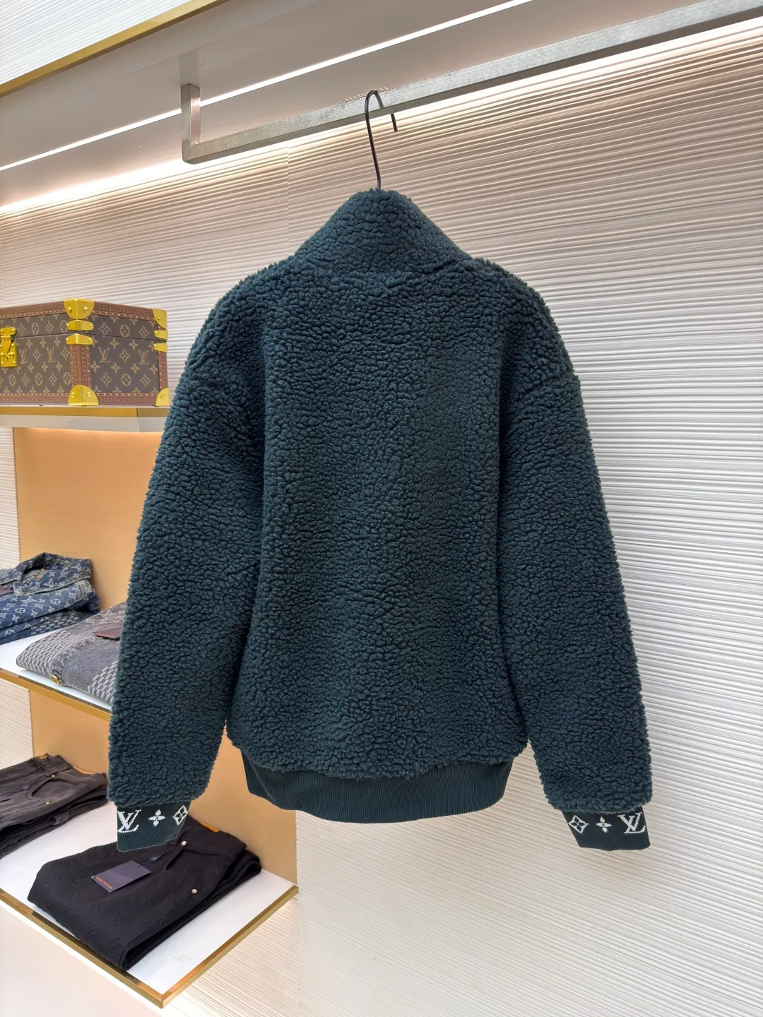 LOUIS VUITTON Teddy sheep wool blended suede tunic jacket ●Authentic product: Purchased and developed by 15881 ●Item number: 1681095-B70 ●Fabric: Lamb wool fabric ●Technology: Positioned cutting machine ●Version: Fitted version ●Weight: about 845 grams ●Size: S-M-L-XL ●Description: Made of high-quality lamb wool fabric, the fluff is fine and soft, rich to the touch, the fluff is tight and even, not easy to shed, ensuring the quality and durability of the jacket; the collar adopts a stand-up collar design, which has been treated with special technology to be stiff and stylish, which can protect the neck from cold wind; the brand on the zipper head The logo is exquisite and compact, adding to the beauty of the details; the brand leather patch on the left chest is made of high-quality material, and the embossed brand logo is clear and three-dimensional, with full texture, which enhances the recognition and high-end sense of the jacket; during the sewing process, the stitches are fine and even, especially the splicing of the lamb wool fabric, which is smooth and firm. The overall wiring is straight and delicate, the fabric is comfortable and soft, and the color is consistent without color difference. It can be matched with the same style to create a fashionable look and control various occasions. Customized accessories, complete with three standards, same style for men and women!